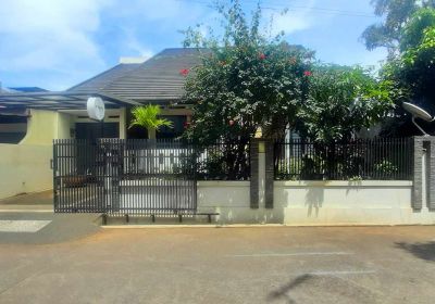 RUMAH DUA LANTAI DENGAN MINI SWIMMING POOL DI ARCAMANIK BANDUNG