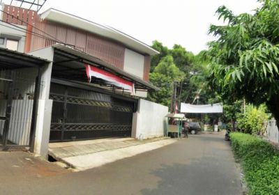 Rumah Mewah Hoek 2 Lantai Depan Taman di Guntur Setiabudi