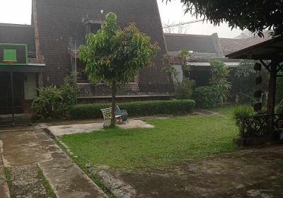 Di Jual Rumah dengan Bangunan dan Halaman Luas berlokasi di pinggir jalan utama