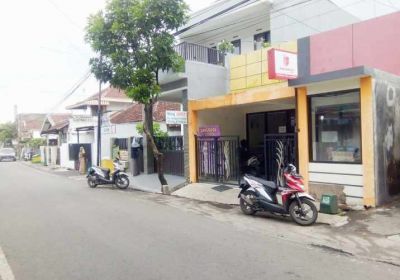 Rumah besar pinggir aspal simpangan kota area kampus dan bisnis