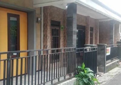 Rumah dekat plaza. Alun alun batu(madewo apples)