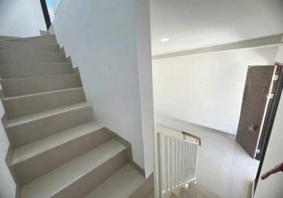 RUMAH 2 LANTAI DENGAN FASILITAS LAPANGAN BASKET DALAM CLUSTER